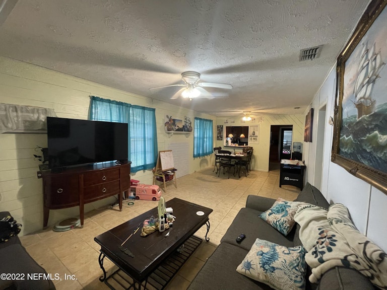Photo 6 of 48 - 1964 New Berlin Rd, Jacksonville, FL 32218