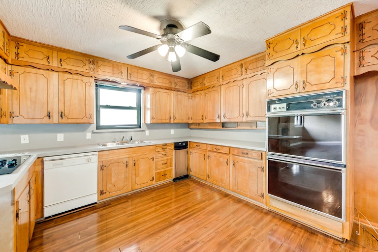 Photo 8 of 24 - 6640 Briley Dr, North Richland Hills, TX 76180