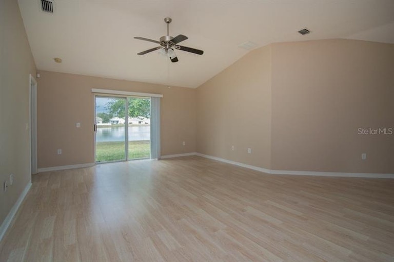 Photo 5 of 25 - 31023 Baclan Dr, Wesley Chapel, FL 33545