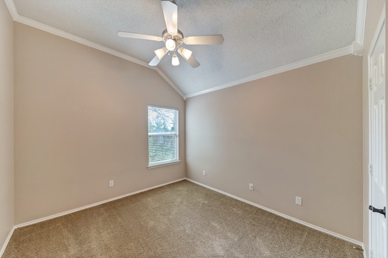 Photo 22 of 28 - 8708 Saranac Trl, Fort Worth, TX 76118