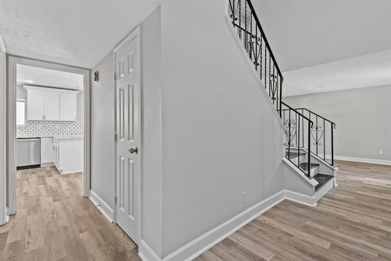 Photo 5 of 36 - 214 Andorra Ln, Houston, TX 77015