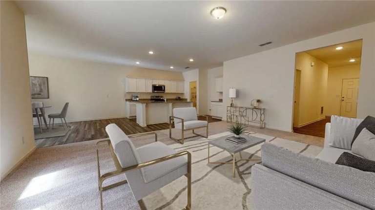Photo 8 of 17 - 363 Greenwalk Pl, Hoschton, GA 30548