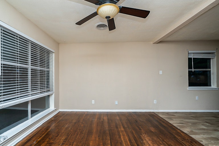 Photo 9 of 17 - 1008 Powell Rd, Mesquite, TX 75149