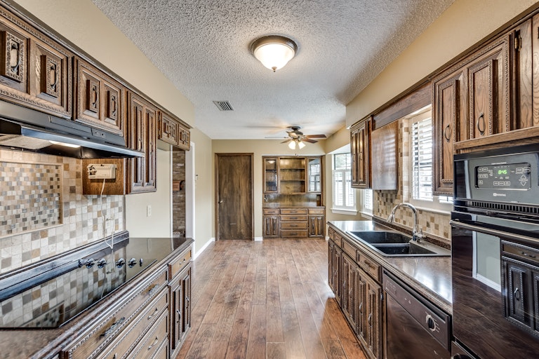 Photo 3 of 21 - 739 Michelle Way, Mesquite, TX 75149