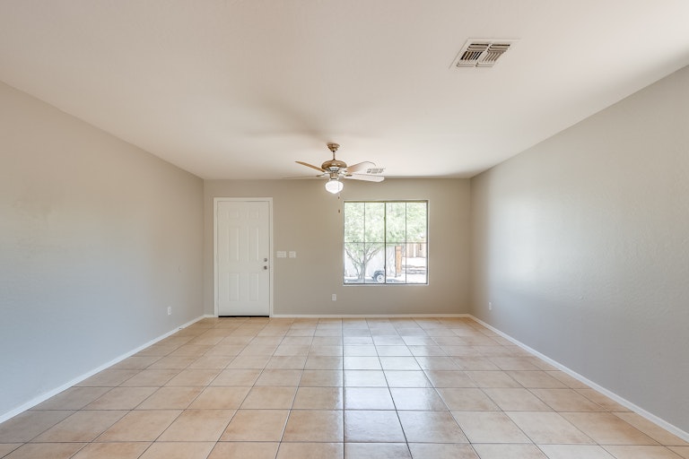 Photo 2 of 18 - 8015 W Pioneer St, Phoenix, AZ 85043