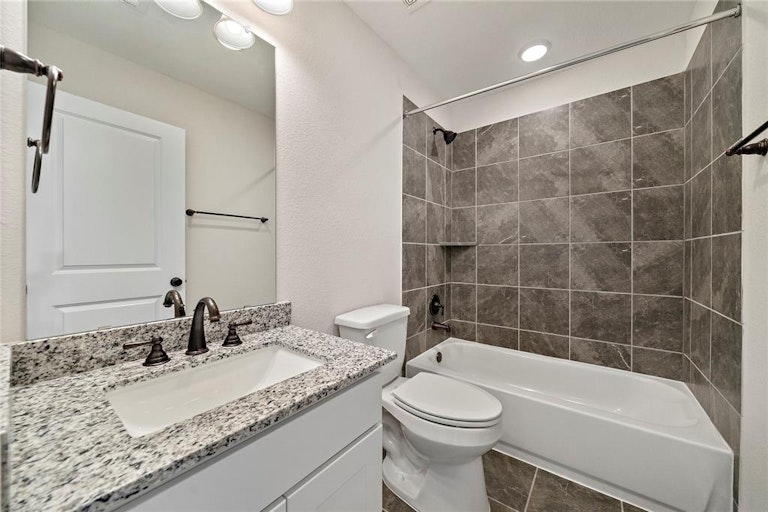 Photo 30 of 35 - 1610 Sequoia Run Dr, Rosharon, TX 77583