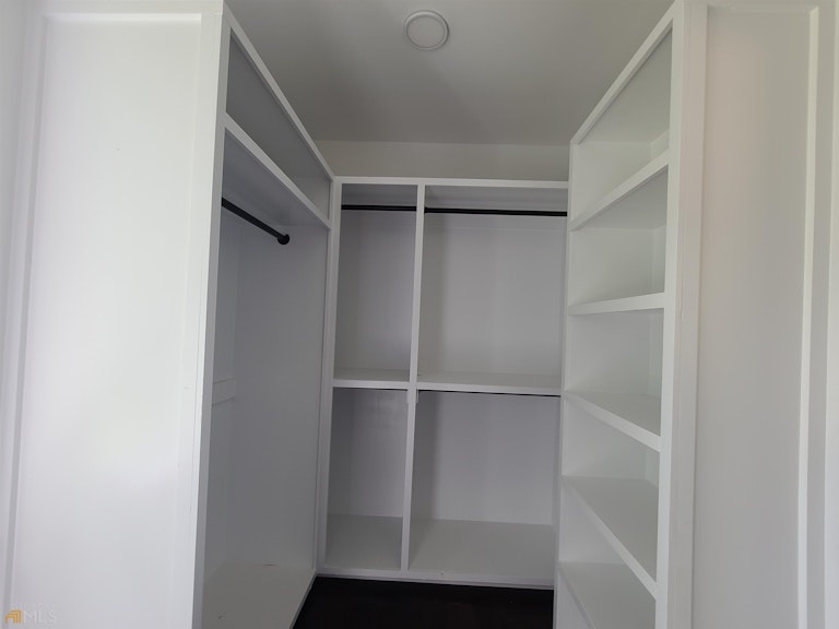 Photo 16 of 32 - 6011 Tradewinds Cv, Gainesville, GA 30506