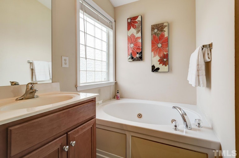 Photo 27 of 51 - 902 Widewaters Pkwy, Knightdale, NC 27545