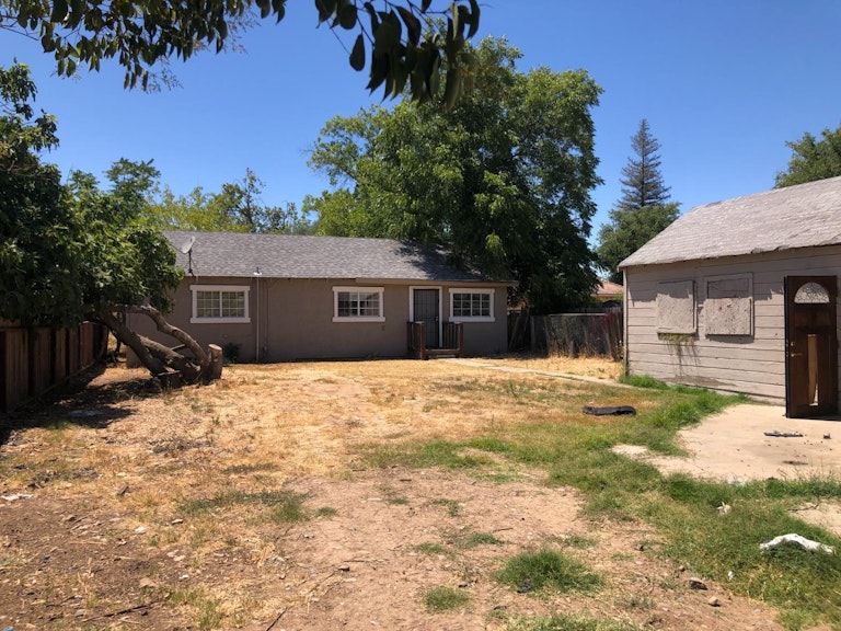 Photo 5 of 19 - 5080 Enrico Blvd, Sacramento, CA 95820