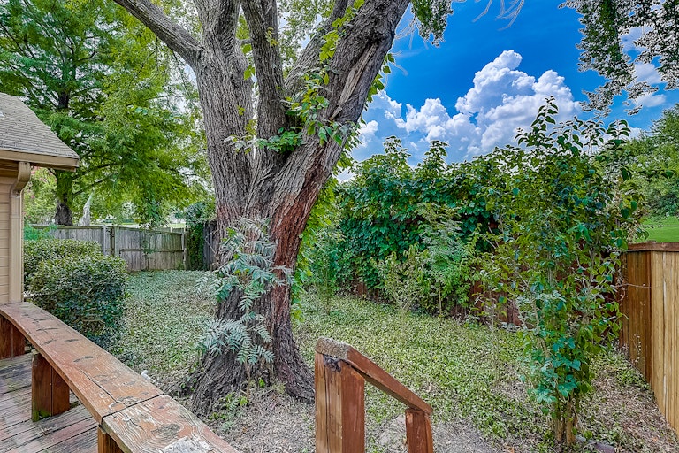 Photo 26 of 38 - 2415 Beverly Hills Ln, Mesquite, TX 75150