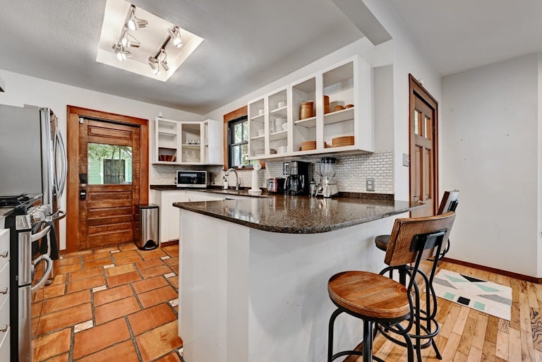 Photo 9 of 28 - 1207 Alta Vista Ave, Austin, TX 78704