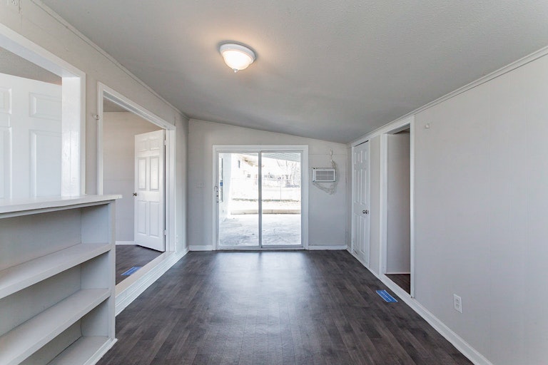 Photo 11 of 18 - 343 Surrells Ave, San Antonio, TX 78228