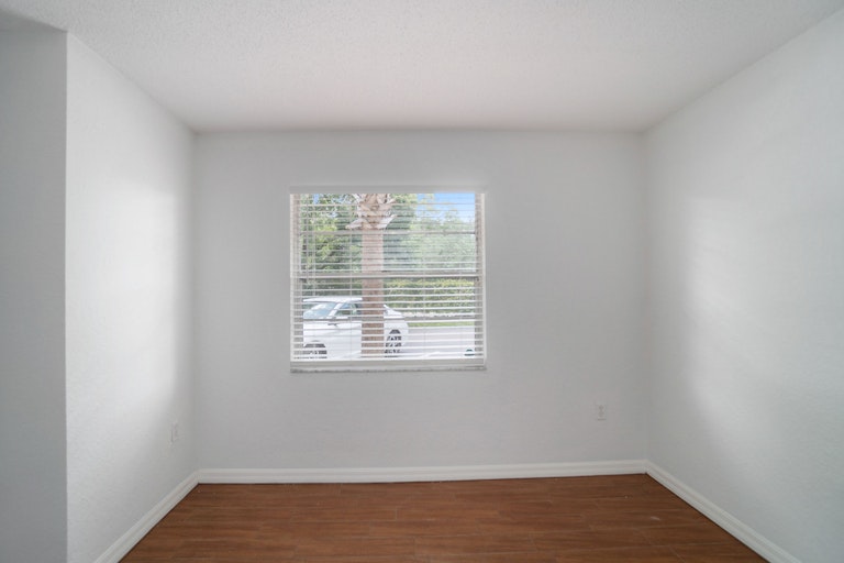 Photo 10 of 14 - 966 La Costa Cir #5, Sarasota, FL 34237