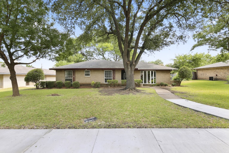 Photo 1 of 26 - 142 Bailey Dr, Desoto, TX 75115