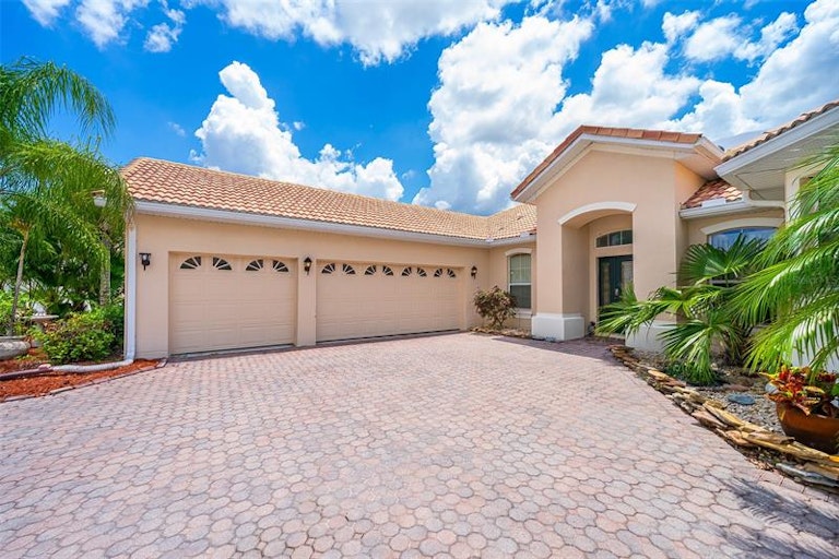 Photo 3 of 30 - 2580 Channel Way, Kissimmee, FL 34746