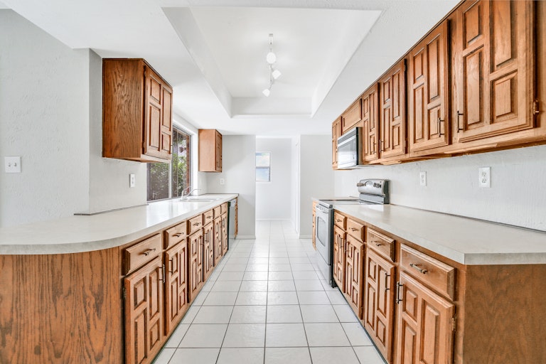 Photo 7 of 25 - 2324 Chinaberry Dr, Bedford, TX 76021