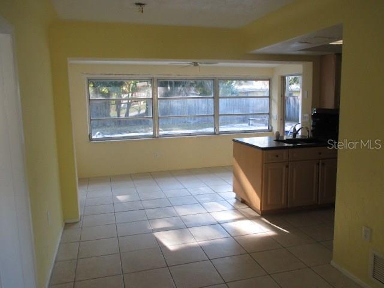 Photo 5 of 21 - 4052 San Luis Dr, Sarasota, FL 34235