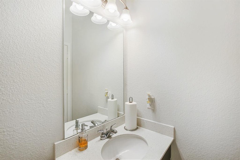 Photo 17 of 31 - 227 Murrieta Ln, Rosharon, TX 77583