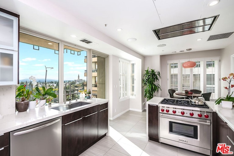 Photo 9 of 26 - 10580 Wilshire Blvd #7SW, Los Angeles, CA 90024