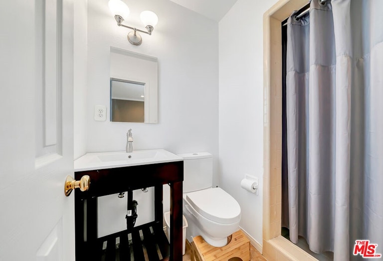 Photo 11 of 17 - 17205 Strathern St, Van Nuys, CA 91406