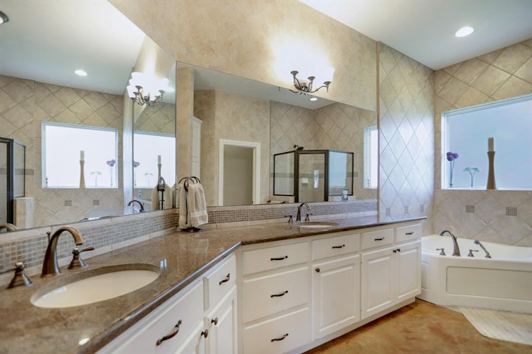 Photo 18 of 34 - 7811 Bent Green Ln, Spring, TX 77389