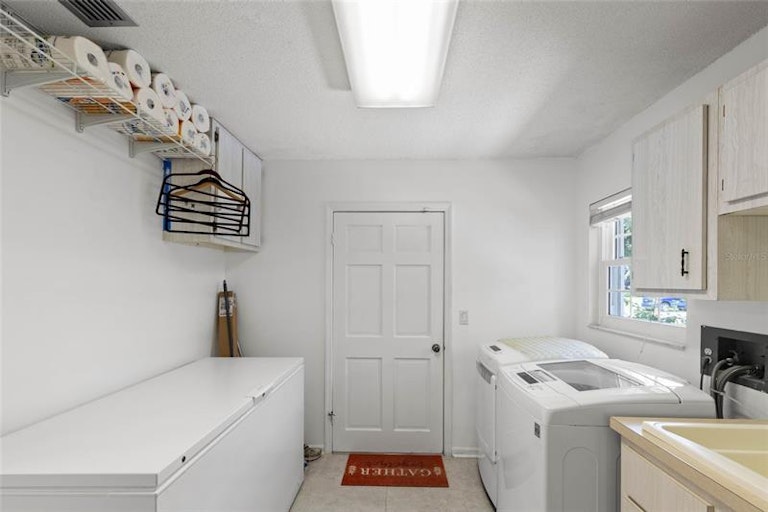 Photo 31 of 56 - 721 W Nelson St, Tavares, FL 32778