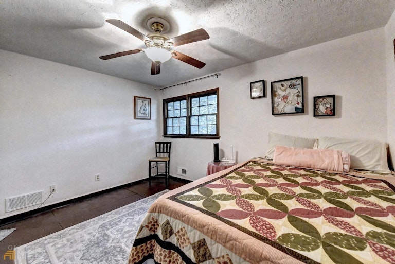 Photo 30 of 39 - 3371 San Antonio Dr, Snellville, GA 30039