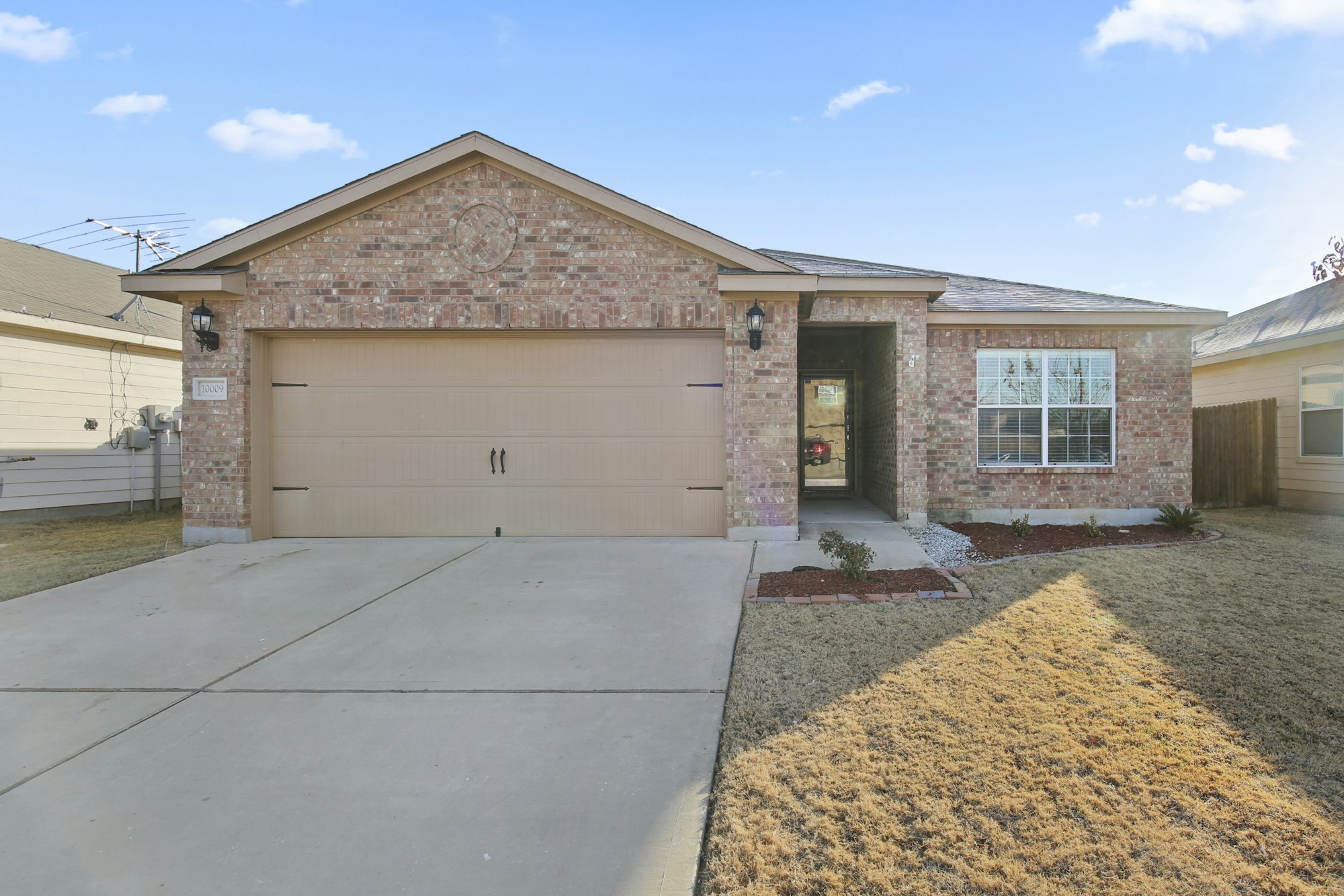 Photo 1 of 25 - 10009 Silent Hollow Dr, Fort Worth, TX 76140