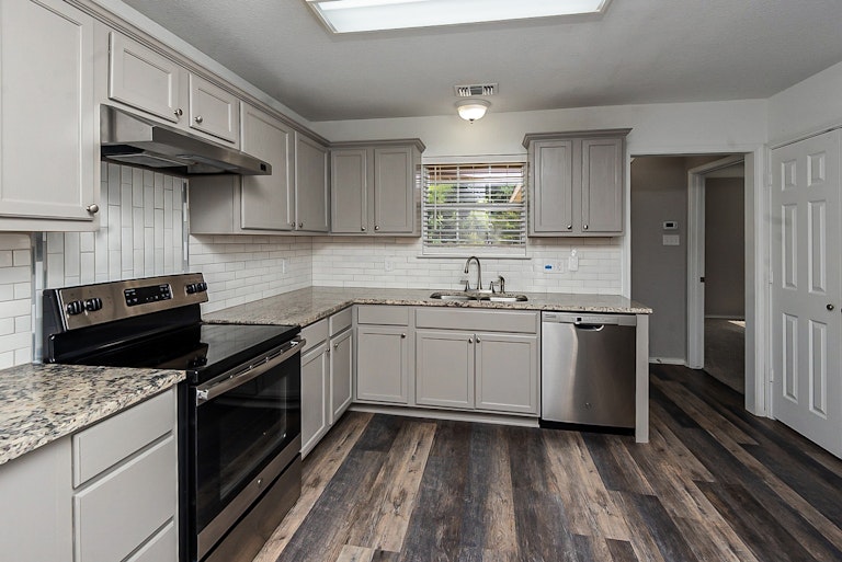 Photo 4 of 26 - 6428 Henco Dr, Fort Worth, TX 76119