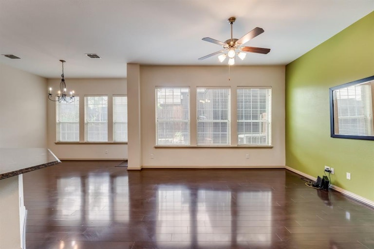 Photo 2 of 19 - 3824 Vienna St, Irving, TX 75038