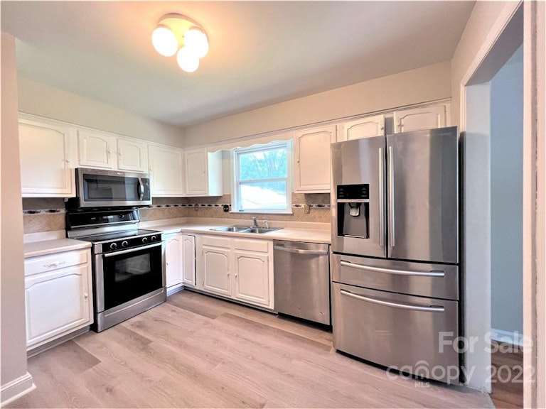 Photo 11 of 33 - 7427 Meadowdale Ln, Charlotte, NC 28212
