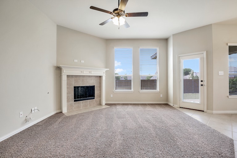 Photo 4 of 26 - 729 Seabourne Dr, Fort Worth, TX 76179