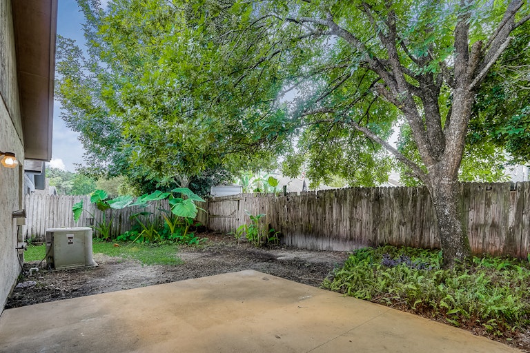 Photo 12 of 32 - 3846 Union Pacific Dr E, Jacksonville, FL 32246