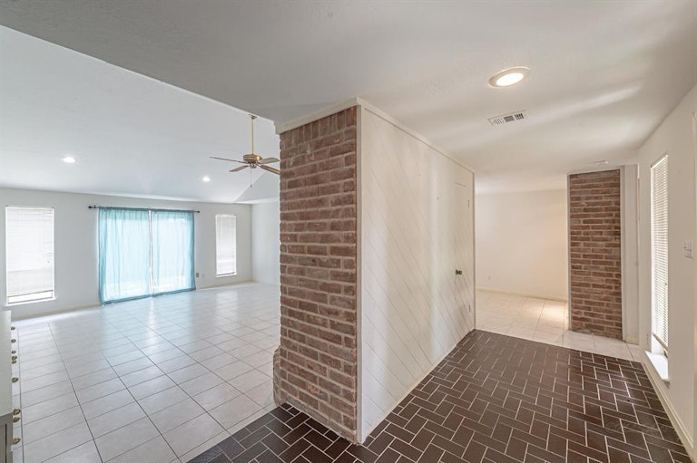 Photo 7 of 35 - 14211 Hillvale Dr, Houston, TX 77077