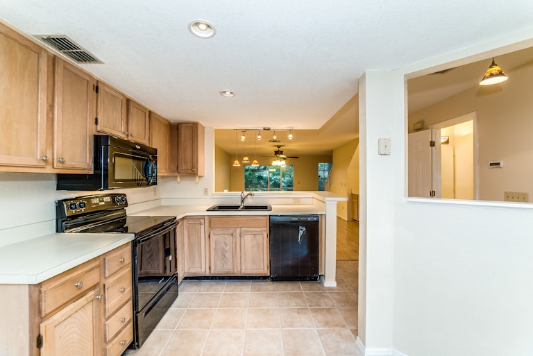 Photo 2 of 19 - 1480 Creekside Cir, Winter Springs, FL 32708