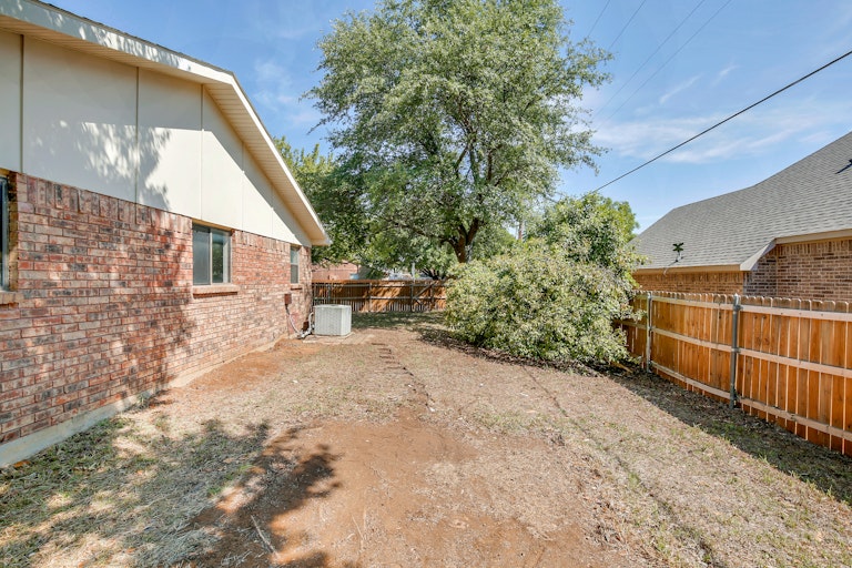 Photo 25 of 25 - 2324 Chinaberry Dr, Bedford, TX 76021