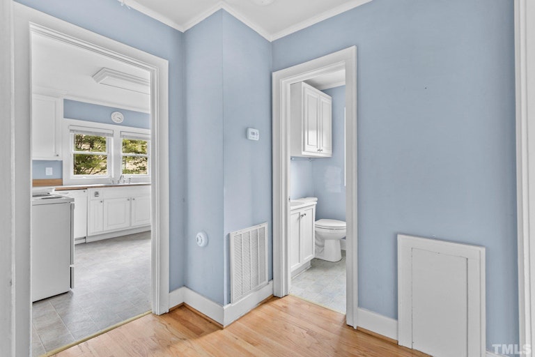 Photo 7 of 20 - 311 W Poplar Ave, Carrboro, NC 27510