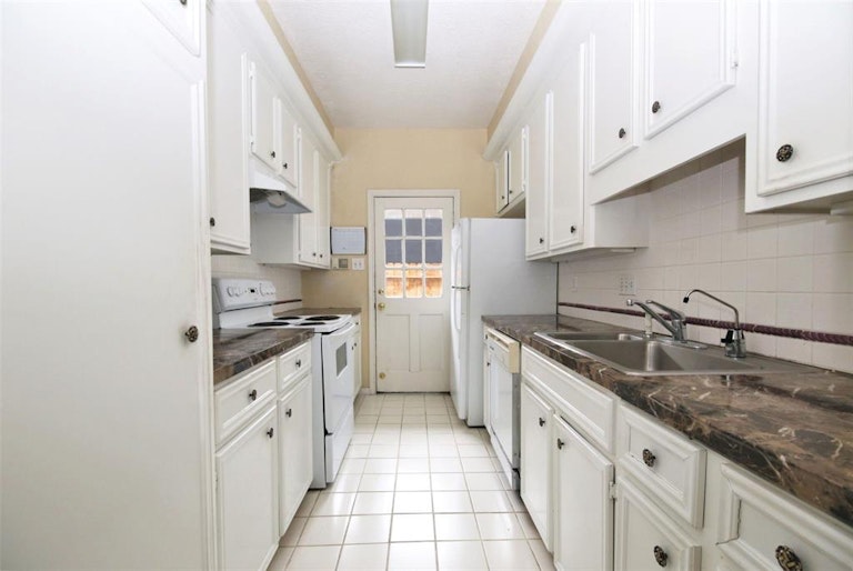 Photo 8 of 28 - 727 Bunker Hill Rd #40, Houston, TX 77024