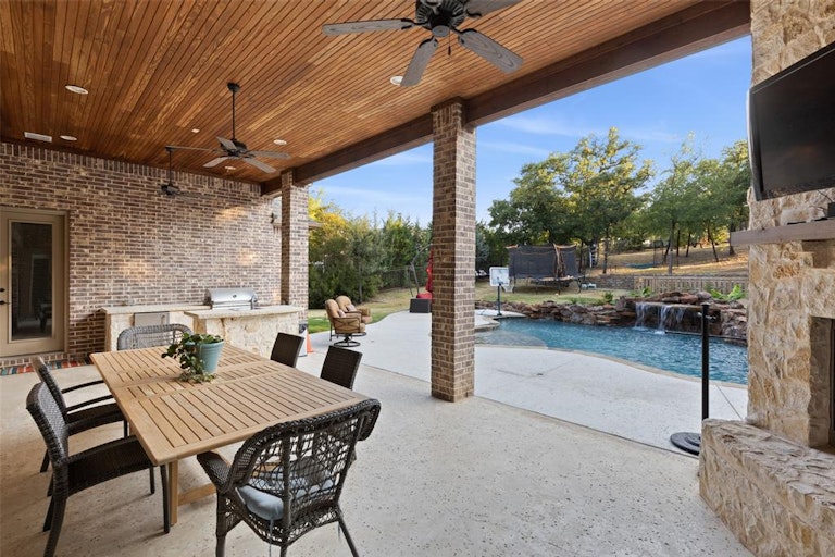Photo 2 of 40 - 1041 Wagner Way, Lantana, TX 76226