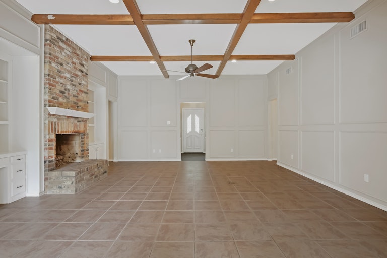 Photo 15 of 25 - 404 Rivervalley Ct, Arlington, TX 76006