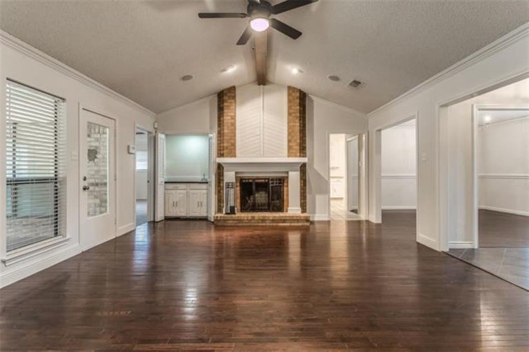 Photo 9 of 40 - 1112 Timber View Dr, Bedford, TX 76021