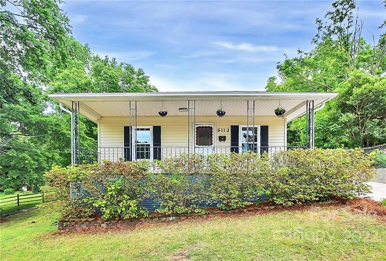 Photo 2 of 30 - 611 J Ave, Kannapolis, NC 28081