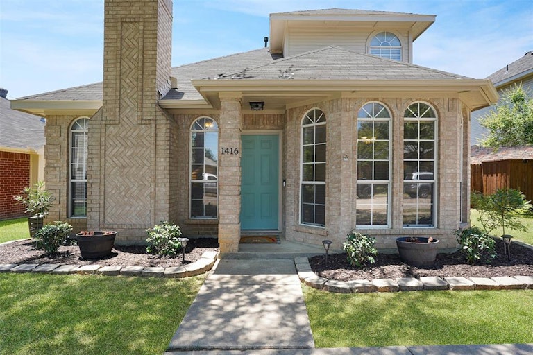 Photo 3 of 21 - 1416 Bregenz Ln, Lewisville, TX 75067