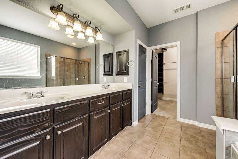 Photo 4 of 29 - 8121 Mountain Cedar Dr, Fort Worth, TX 76131