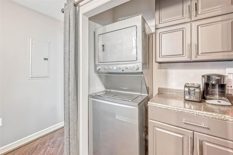 Photo 11 of 21 - 3501 Chenevert St #17, Houston, TX 77004