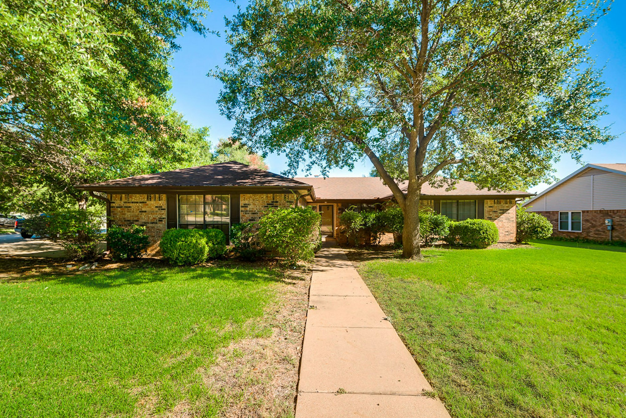 Photo 1 of 24 - 4720 Yellowleaf Dr, Fort Worth, TX 76133