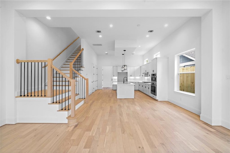 Photo 13 of 46 - 1420 Alexander St, Houston, TX 77008