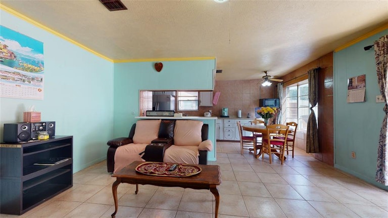 Photo 15 of 48 - 10811 Sagevale Ln, Houston, TX 77089