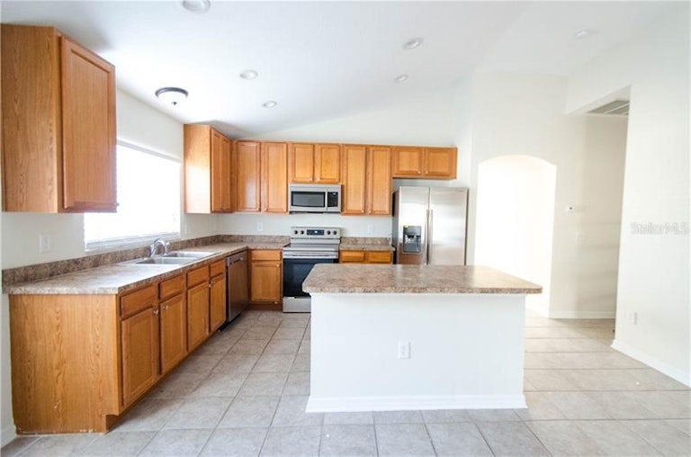 Photo 11 of 25 - 812 Barclay Wood Dr, Ruskin, FL 33570