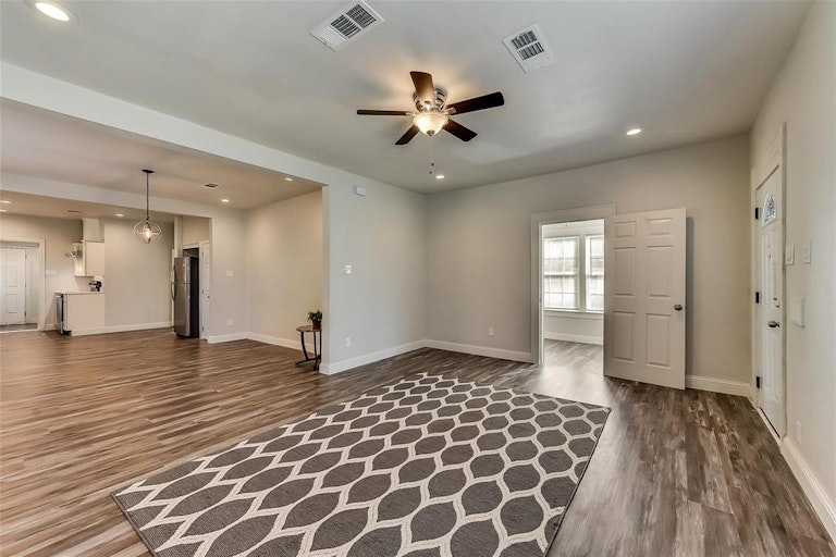Photo 5 of 19 - 920 S Edgefield Ave, Dallas, TX 75208